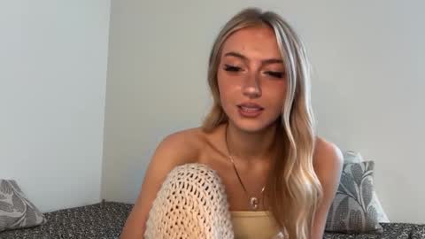 Snapshot of chloeros3e chatting on September 15, 2025, 8:20 pm chloeros3e online show from September 15, 2025, 8:20 pm