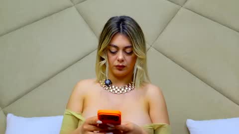 Snapshot of chloevee chatting on May 5, 2026, 5:04 am Chloe Vee online show from May 5, 2026, 5:04 am