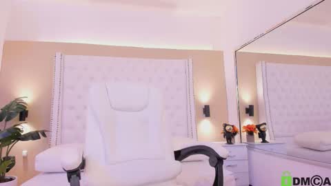 chlowe online show from December 18, 2025, 4:18 am