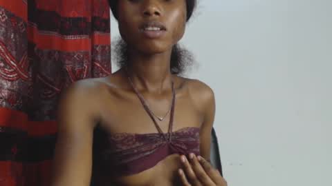 Snapshot of choco_petitqueen chatting on December 12, 2024, 9:30 am choco_petitqueen online show from December 12, 2024, 9:30 am