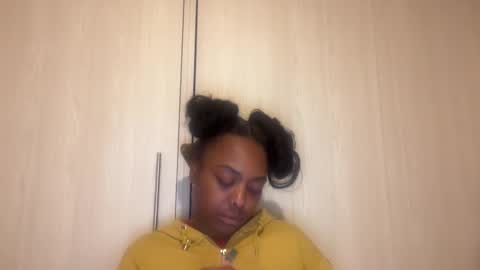 Snapshot of chocolatecakequeen chatting on December 23, 2025, 2:53 am ChocolateCakeQueen online show from December 23, 2025, 2:53 am