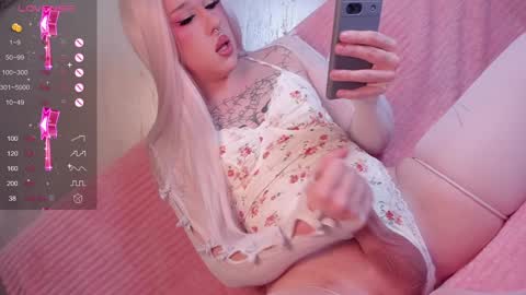 Snapshot of christinaloveu chatting on December 13, 2024, 1:12 pm crisss online show from December 13, 2024, 1:12 pm