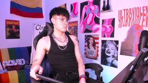 Snapshot of cinnamon_boyxxx chatting on February 4, 2025, 4:59 am David     Independent Model online show from February 4, 2025, 4:59 am