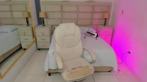 CintiaCollins  online show from November 24, 2025, 8:30 pm