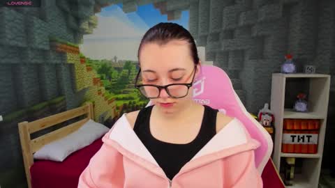 Snapshot of clarabenson chatting on December 3, 2025, 8:29 pm clarabenson online show from December 3, 2025, 8:29 pm