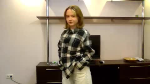 clementinaaures online show from November 6, 2025, 12:17 pm
