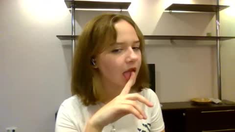 clementinaaures online show from November 7, 2025, 12:05 pm