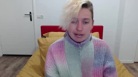 Syl  online show from February 16, 2025, 7:49 pm