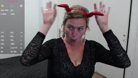 Syl  online show from October 3, 2025, 10:12 am