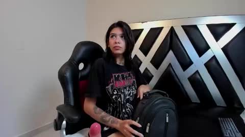 lady cloe person online show from November 28, 2025, 11:57 am