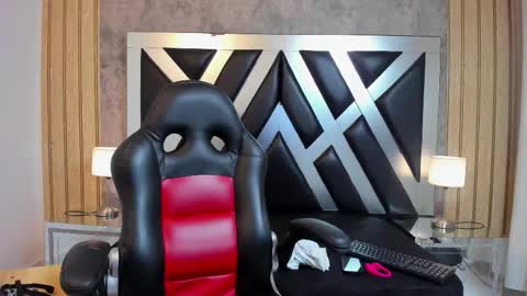 lady cloe person online show from January 6, 2026, 3:49 pm