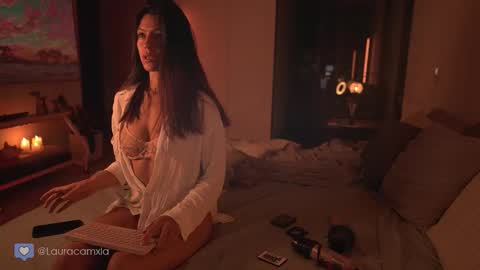 Laura online show from October 19, 2025, 11:27 pm