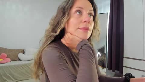 Snapshot of cometoseeme_ chatting on May 29, 2026, 1:42 pm Alice online show from May 29, 2026, 1:42 pm