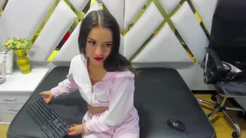 Snapshot of cooperemma_ chatting on December 19, 2024, 2:56 am CooperEmma online show from December 19, 2024, 2:56 am