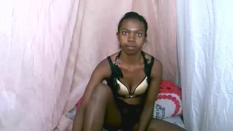 coquine_lara online show from June 1, 2026, 10:33 pm