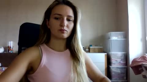 Snapshot of cora_fora chatting on September 17, 2025, 8:05 am cora_fora online show from September 17, 2025, 8:05 am