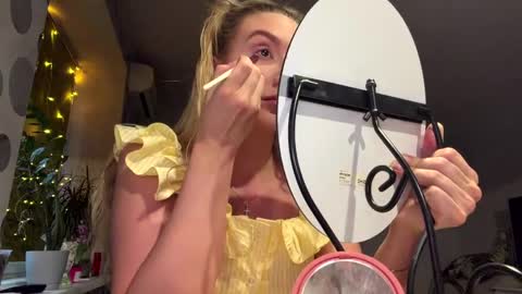 Snapshot of corabau chatting on April 1, 2026, 3:53 pm Anny online show from April 1, 2026, 3:53 pm