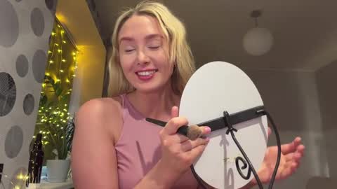 Snapshot of corabau chatting on April 3, 2026, 3:43 pm Anny online show from April 3, 2026, 3:43 pm