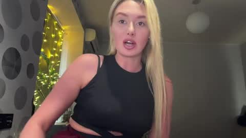 Snapshot of corabau chatting on April 5, 2026, 3:09 pm Anny online show from April 5, 2026, 3:09 pm