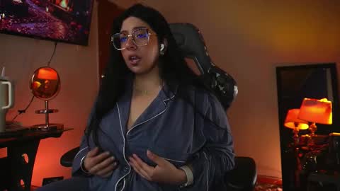 Snapshot of coraline_latin chatting on October 12, 2025, 4:17 pm Coraline online show from October 12, 2025, 4:17 pm