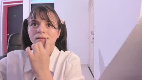 Coraline uwu     Bienvenidos al dulce mundo de Coraline    Hola amores soy Coraline  Una chica  tierna juguetona online show from April 16, 2026, 9:39 pm