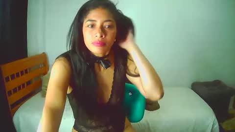 Snapshot of coupleeswetthott chatting on November 5, 2025, 11:10 am coupleeswetthott online show from November 5, 2025, 11:10 am