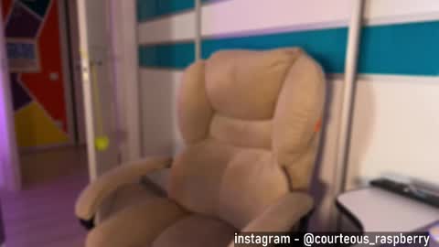 Snapshot of courteous_raspberrrry chatting on September 12, 2025, 10:48 am Rose Roys my  online show from September 12, 2025, 10:48 am