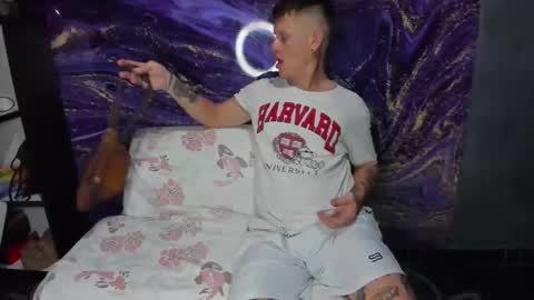 crazy_acouple_donpillo online show from November 9, 2025, 2:32 am