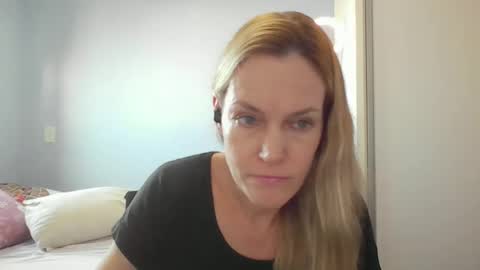 Snapshot of crazyanny chatting on April 16, 2026, 10:49 am Anny online show from April 16, 2026, 10:49 am