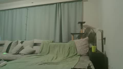 creamybiscuits12 online show from October 4, 2025, 4:49 pm