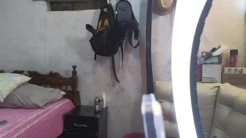 Snapshot of cris_simons chatting on February 19, 2025, 12:14 am cris_simons online show from February 19, 2025, 12:14 am