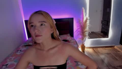 cristal_t2 online show from April 17, 2026, 6:44 pm