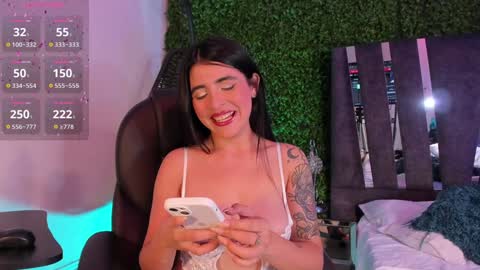 Snapshot of cristalcerati_ chatting on December 30, 2024, 8:04 pm Cristal online show from December 30, 2024, 8:04 pm