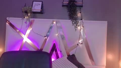 Nicole  Connection time 220pm-910pmCol online show from February 5, 2026, 12:15 am