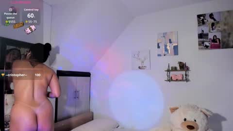 Snapshot of cristalmunez chatting on October 31, 2025, 12:50 pm cristal online show from October 31, 2025, 12:50 pm