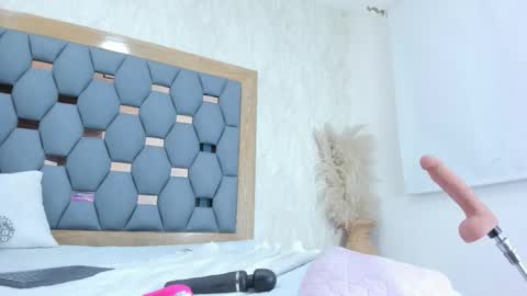 crystal_sm online show from March 18, 2026, 3:09 am