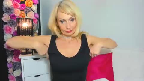 Snapshot of crystalgorgeous chatting on April 15, 2026, 8:31 pm Crsyatal online show from April 15, 2026, 8:31 pm