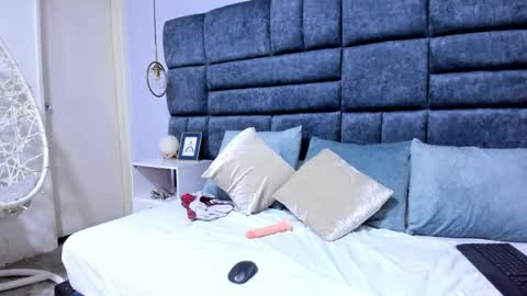 Crystal online show from April 12, 2026, 8:25 pm