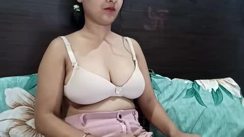 cuddlemuffins online show from April 1, 2026, 4:04 pm