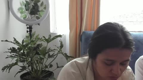 Leonela online show from April 6, 2026, 6:53 pm