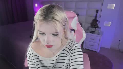 Snapshot of cuddly_kitten chatting on September 22, 2025, 10:12 pm Cuddly Kitten online show from September 22, 2025, 10:12 pm