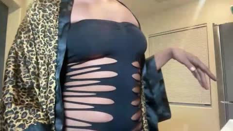 cum2charmxx online show from October 21, 2025, 4:57 am