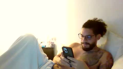 Snapshot of curly_louis chatting on October 4, 2025, 11:47 pm curly_louis online show from October 4, 2025, 11:47 pm