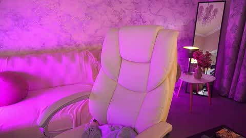 curlycandyxx online show from October 9, 2025, 2:37 pm