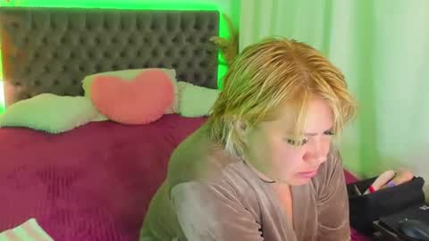 CurlyDreams online show from June 24, 2026, 2:10 am