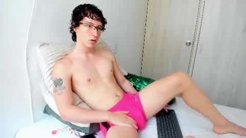 Snapshot of curlyytwink chatting on July 3, 2026, 3:18 pm Noah online show from July 3, 2026, 3:18 pm
