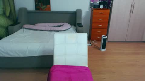 cute_jes online show from October 30, 2025, 7:25 pm