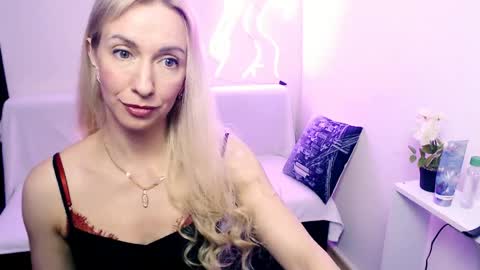 cute_smile_shy online show from April 21, 2026, 8:01 pm