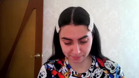 cute_strawberry_ online show from October 21, 2025, 6:14 am