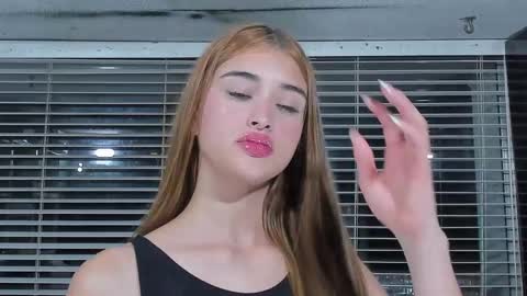 Snapshot of cuteanddesesperate chatting on February 18, 2025, 4:37 am WANNA SEE MORE OF TWINS online show from February 18, 2025, 4:37 am